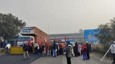 A scuffle also ensued between Lodhowal Toll Plaza security staff and the farmers after they asked the staffers to suspend operations till the SKM took a decision. (HT Photo)