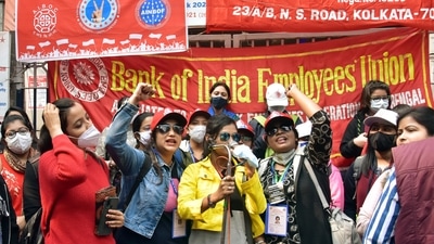 Bank of Indian Employees Union members stage a protest as part of a two-day nationwide strike called by the United Forum of Bank Unions (UFBU) against the Central Government's decision to privatize public sector banks (PSBs) in Kolkata..&nbsp; (ANI)