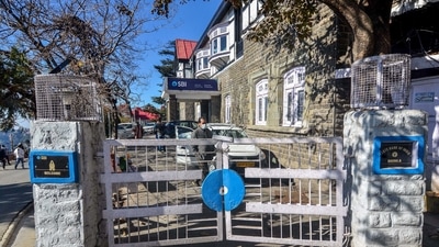 &nbsp;A branch of the State Bank of India (SBI) wears a deserted look during the nationwide strike called by the United Forum of Bank Unions (UFBU) against privatization of the public sector banks in Shimla,&nbsp; (PTI)