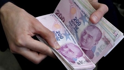 A merchant counts Turkish lira banknotes at the Grand Bazaar in Istanbul, Turkey. (REUTERS)