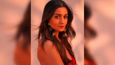 Alia Bhatt teamed her look with a pair of red peep-toe platform heels. (Instagram/@vandafashionagency)