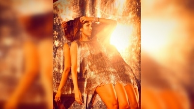 Malaika Arora aced the mirror leaning pose by putting one hand on her head and the other casually resting. (Instagram/@manekaharisinghani) Malaika Arora aced the mirror leaning pose by putting one hand on her head and the other casually resting. (Instagram/@manekaharisinghani)