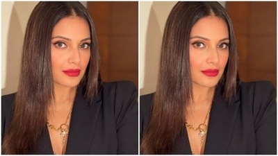 Bipasha accessorised her boss lady look with contrasting gold neck chain and a gold ring from the house of Outhouse Jewellery. (Instagram/@bipashabasu)