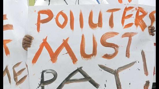 Environmental activists demonstrate outside a UN climate change meeting, Durban (HTPHOTO)