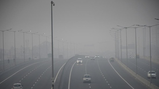 The ban on entry of trucks into Delhi will continue except for those carrying essential commodities and running on cleaner fuels. (Sakib Alii/HT)