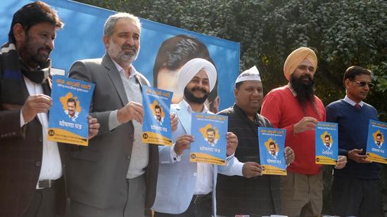 Aam Aadmi Party national in-chargeJarnail Singh along with Delhi minister for food and supplies and others releasing the party manifesto in Chandigarh on Thursday. (Ravi Kumar/HT)