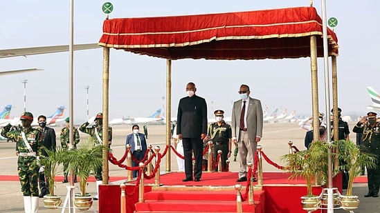 President Ram Nath Kovind with Bangladesh President Abdul Hamid in Dhaka.(ANI ) President Ram Nath Kovind with Bangladesh President Abdul Hamid in Dhaka.(ANI )