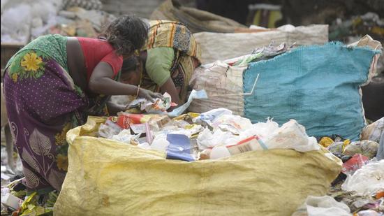 Delhi generates more than 11,144 tonnes of municipal waste every day and multiple studies estimate that between 2 to 3% of garbage is burnt in the open (Sunil Ghosh / Hindustan Times)