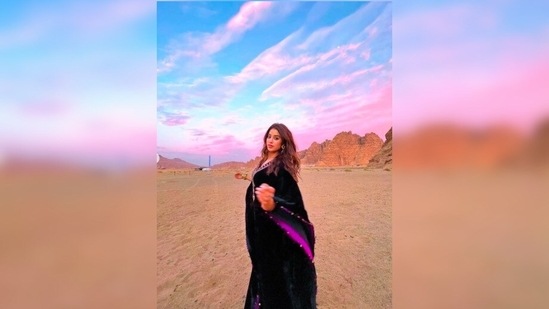 Janhvi Kapoor looked ethereal as she posed in the desert wearing a black kaftan with ivory embroidered borders.(Instagram/@spacemuffin27)