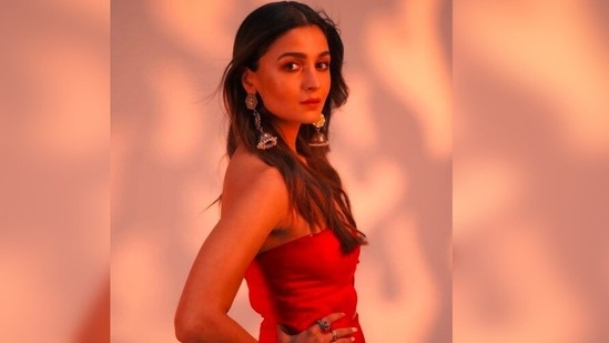 The stylist behind Alia Bhatt's glamorous look is ace celebrity stylist Anaita Shroff Adajania.(Instagram/@vandafashionagency)