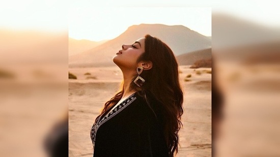 Janhvi Kapoor's photographer captures the Roohi actor as she soaks in the sun in the desert.&nbsp;(Instagram/@spacemuffin27)