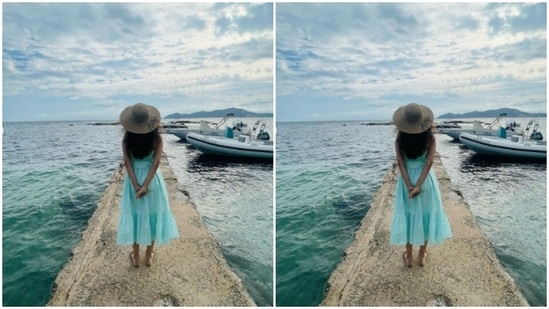 Se puede ver a Keerthi, con un vestido largo azul y un sombrero, pasando el rato con el mar (Instagram / @keerthysureshofficial).