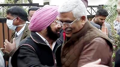 Capt Amarinder Singh with Union minister Gajendra Singh Shekhawat after announcing the alliance for Punjab polls at the BJP leader’s residence in Delhi. (ANI) Capt Amarinder Singh with Union minister Gajendra Singh Shekhawat after announcing the alliance for Punjab polls at the BJP leader’s residence in Delhi. (ANI)