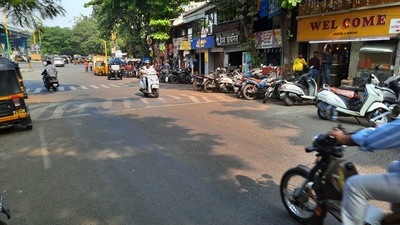 The spot where the 24-year-old delivery boy lay unconscious after meeting with an accident on Nitin Company service road in Thane. (PRAFUL GANGURDE/HT PHOTO) The spot where the 24-year-old delivery boy lay unconscious after meeting with an accident on Nitin Company service road in Thane. (PRAFUL GANGURDE/HT PHOTO)