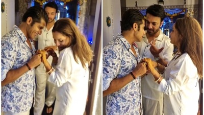 Karanvir Bohra joined newlyweds Ankita Lokhande and Vicky Jain for a funny video. Karanvir Bohra joined newlyweds Ankita Lokhande and Vicky Jain for a funny video.