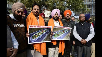 Councillor Parvinder Lapran meeting with shopkeepers regarding the Clock Tower project at Gol Market in Model Town, Ludhiana, on Friday. (Harsimar Pal Singh/HT) Councillor Parvinder Lapran meeting with shopkeepers regarding the Clock Tower project at Gol Market in Model Town, Ludhiana, on Friday. (Harsimar Pal Singh/HT)