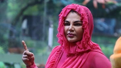 Rakhi Sawant was angry when she got to know that Abhijit Bichukale asked Devoleena Bhattacharjee for a kiss in return for a favour. Rakhi Sawant was angry when she got to know that Abhijit Bichukale asked Devoleena Bhattacharjee for a kiss in return for a favour.