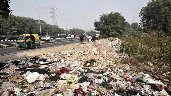 Construction and demolition (C&D) waste. Jogi Ram Jain, the standing committee chairman, said that the quality of recycled material is inferior to the material available in the market. (Vipin Kumar/HT PHOTO)