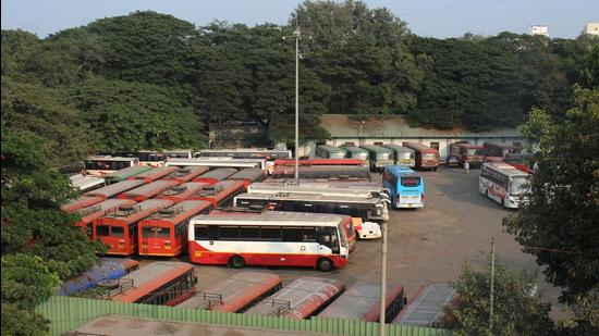 So far, a total of 1,250 MSRTC workers of the 4,200 workers in the Pune division have resumed work. State transport minister Anil Parab had warned protesting workers across the state to join to work by December 13, but very few responded. (Ravindra Joshi/HT PHOTO)