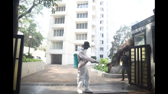 The BMC may arrange camps in shooting locations at studios or in the film city at the earliest to inoculate the crew members present as many have international travel history. (Vijay Bate) The BMC may arrange camps in shooting locations at studios or in the film city at the earliest to inoculate the crew members present as many have international travel history. (Vijay Bate)