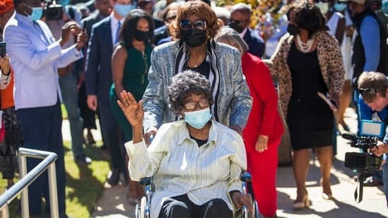 Claudette Colvin arrives outside juvenile court to file paperwork to have her juvenile record expunged.&nbsp;(AP)