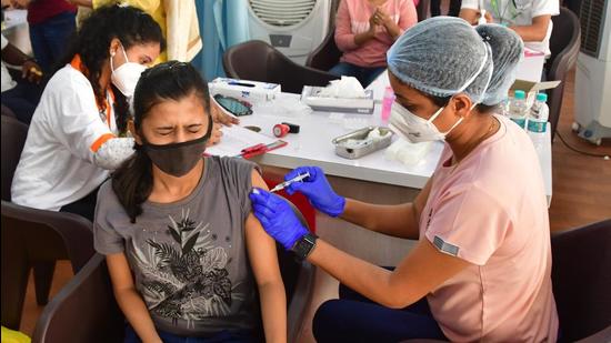 A health worker administers Covid-19 vaccine to a beneficiary during a mass vaccination drive. (HT REPRESENTATIVE PHOTO)