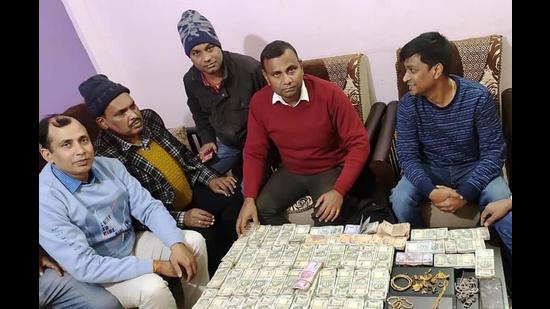 Special vigilance unit conducts raid at sub- registrar Mani Ranjan’s house at Biscomaun Colony in Patna on Friday. (Santosh Kumar/HT Photo)