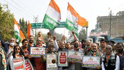 Congress leaders and workers take out protest march against inflation and price rise, at Digha in Patna on Saturday. (Santosh Kumar/HT photo)