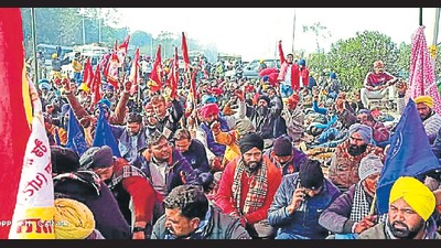 Contractual employees of 11 different departments had participated in the protest near village Bhattian. Earlier, too, the police officials had tried to pacify the protestors, but in vain. (Representative Image/ HT File) Contractual employees of 11 different departments had participated in the protest near village Bhattian. Earlier, too, the police officials had tried to pacify the protestors, but in vain. (Representative Image/ HT File)