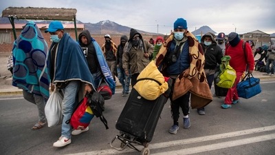 In this file photo taken on September 23, 2021 Venezuelan migrants walk towards Iquique from Colchane, Chile, after crossing from bordering Bolivia. - Mexico will impose visas on Venezuelans after detecting that a growing number are travelling to its territory to then try to reach a third country, mainly the United States, the Interior Ministry announced&nbsp; (Photo by MARTIN BERNETTI / AFP)