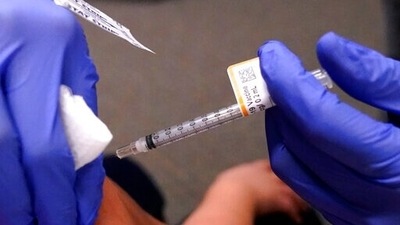 Many countries have started work on booster shot to increase the immunity against the Omicron variant of coronavirus. (Representative Photo/AP) Many countries have started work on booster shot to increase the immunity against the Omicron variant of coronavirus. (Representative Photo/AP)