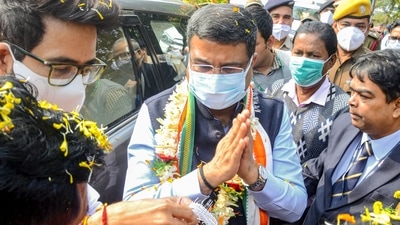 Kharagpur: Education Minister Dharmendra Pradhan being welcomed during the convocation of the IIT Kharagpur, Saturday. (PTI) Kharagpur: Education Minister Dharmendra Pradhan being welcomed during the convocation of the IIT Kharagpur, Saturday. (PTI)