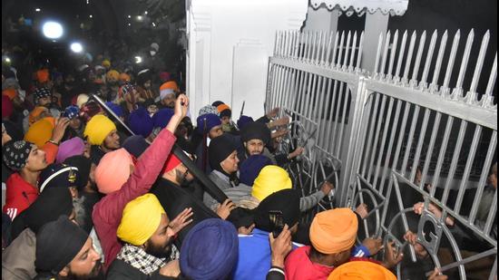 Devotees and members of Sikh organisations protest outside the Teja Singh Samundri Hall, Shiromani Gurdwara Parbandhak Committee (SGPC) head office, demanding the accused of the sacrilege attempt at Golden Temple be handed over to them in Amritsar on Saturday. (Sameer Sehgal /HT photo) Devotees and members of Sikh organisations protest outside the Teja Singh Samundri Hall, Shiromani Gurdwara Parbandhak Committee (SGPC) head office, demanding the accused of the sacrilege attempt at Golden Temple be handed over to them in Amritsar on Saturday. (Sameer Sehgal /HT photo)