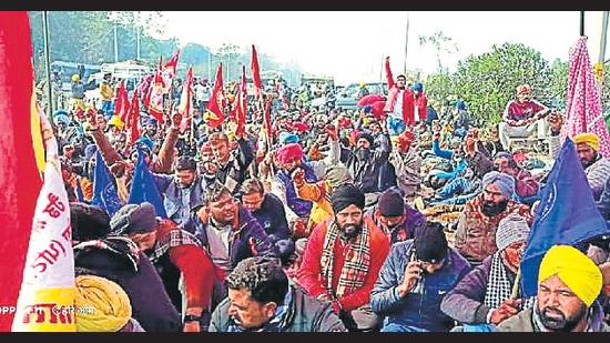 Contractual employees of 11 different departments had participated in the protest near village Bhattian. Earlier, too, the police officials had tried to pacify the protestors, but in vain. (Representative Image/ HT File)