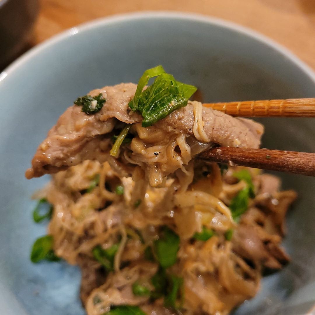 Stir fry some enoki mushrooms and brisket(Instagram/yosoysauce_atx)