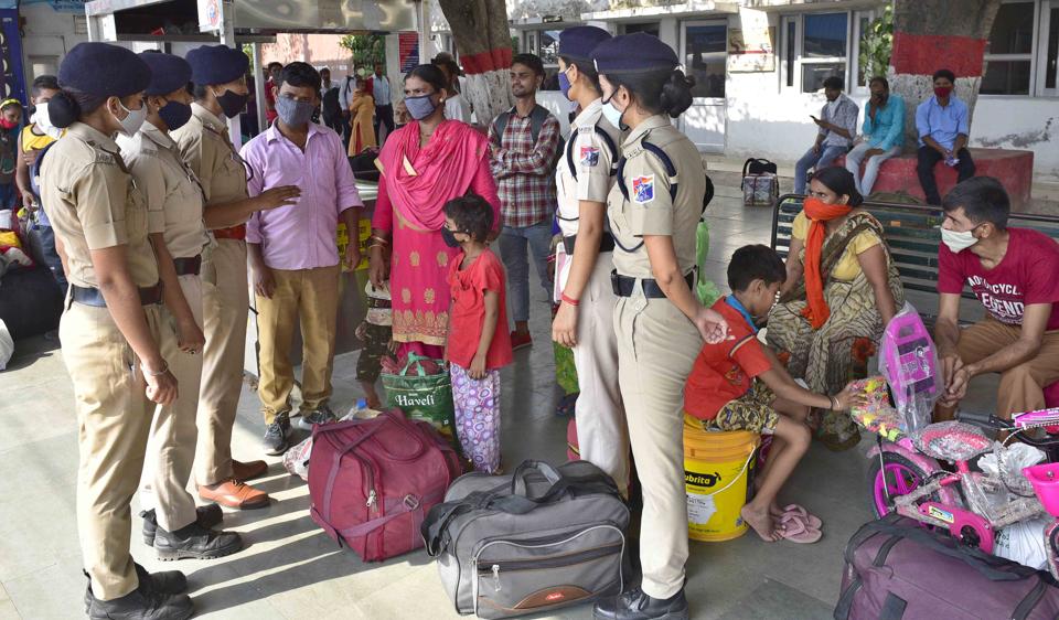 A special women team of RPF Ludhiana is seen interacting with women passengers at the Ludhiana railway station.&nbsp; (HT File Photo)