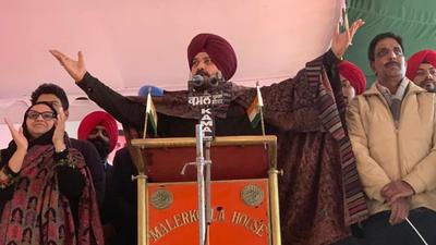 Punjab Pradesh Congress Committee president Navjot Singh Sidhu addressing a rally in Malerkotla on Sunday. (HT Photo)