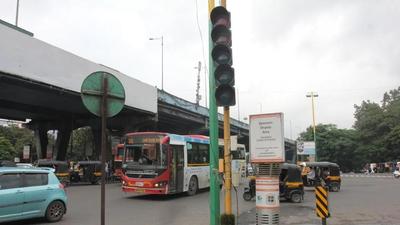 The Brihanmumbai Municipal Corporation (BMC) will conduct a detailed survey of 70 traffic junctions in the city to upgrade conventional traffic signals to an intelligent traffic signal system (HT Photo)