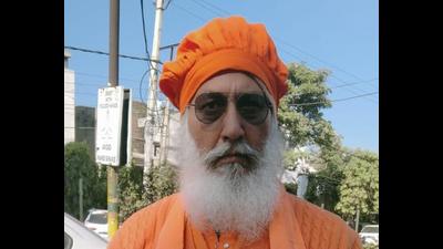 The dera head, Rameshvra Nand, said the robbers had assaulted him and his followers with iron rods and sharp-edged weapons. (HT Photo)