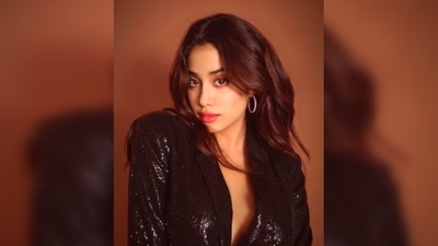 Flaunting her healthy glowing skin, Janhvi Kapoor opted for the soft glam look for her (Instagram/@tanghavri) Flaunting her healthy glowing skin, Janhvi Kapoor opted for the soft glam look for her (Instagram/@tanghavri)