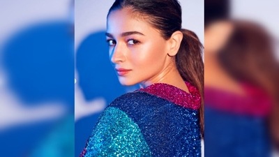 Alia Bhatt kept her look simple and accessorised her look with statement gold rings from Out House Jewellery. (Instagram/@anaitashroffadajania) Alia Bhatt kept her look simple and accessorised her look with statement gold rings from Out House Jewellery. (Instagram/@anaitashroffadajania)