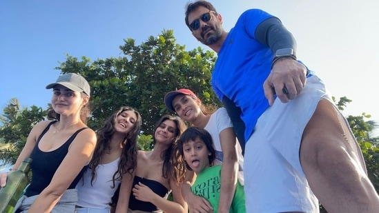 Arjun Rampal, Mahikaa Rampal, Myra Rampal, Gabriella Demetriades and Arik Rampal pose for a picture.(Instagram)