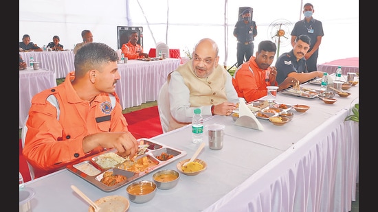 Amit Shah on Sunday joined jawans of the National Disaster Response Force for lunch In Talegaon. (HT PHOTO)