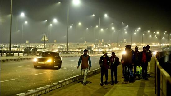 The plan by the NCR Planning Board suggests use of green barriers along the highways and implementation of technologies such as smog towers and water drones for clean air and water in the region. (Sanjeev Verma/HT PHOTO) The plan by the NCR Planning Board suggests use of green barriers along the highways and implementation of technologies such as smog towers and water drones for clean air and water in the region. (Sanjeev Verma/HT PHOTO)