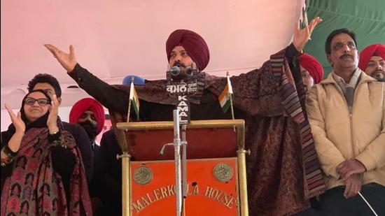 Punjab Pradesh Congress Committee president Navjot Singh Sidhu addressing a rally in Malerkotla on Sunday. (HT Photo)