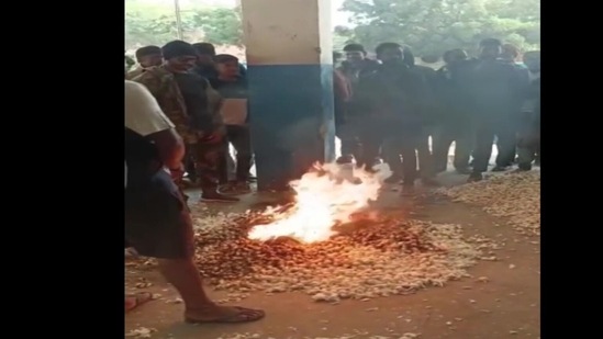 A farmer set his one quintal of garlic on fire at Mandsaur Krishi Upaj Mandi. (ANI Twitter) A farmer set his one quintal of garlic on fire at Mandsaur Krishi Upaj Mandi. (ANI Twitter)