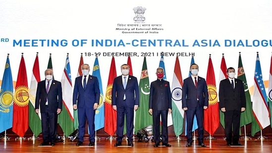 External Affairs Minister S Jaishankar (4L) with the Foreign Ministers of Central Asian countries in a group photo at the third meeting of the two-day India-Central Asia Dialogue.(ANI)