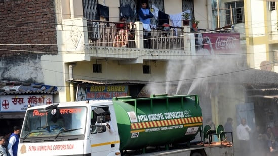 Patna Municipal Corporation workers spray disinfectant in a residential area amid Omicron threat.(PTI)