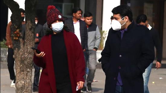 Residents bundled up in woollens to combat the winter chill in Chandigarh. (Sanjeev Sharma/HT)