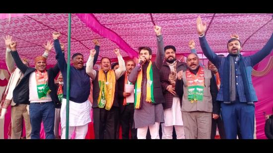 Union minister Anurag Thakur at a public meeting in support of BJP’s ward 35 candidate in Sector 48, Chandigarh, on Sunday. (HT Photo)